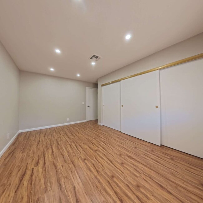 Building Photo - Stunning 2-Bedroom Condo 2nd Floor at The Lakes!