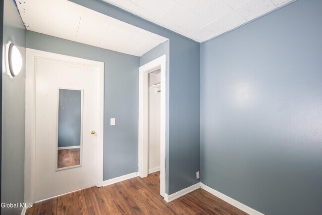 Building Photo - 6 Utica Ave