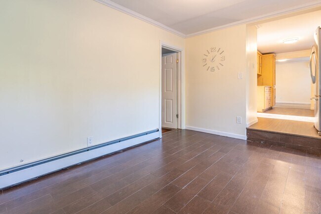 Building Photo - Spacious 4 bedroom single family home at t...