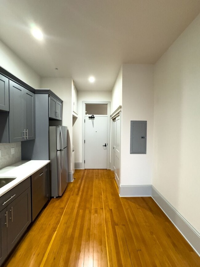 Building Photo - WINTER SPECIAL - NEWLY RENOVATED DOWNTOWN SALEM ONE BEDROOM