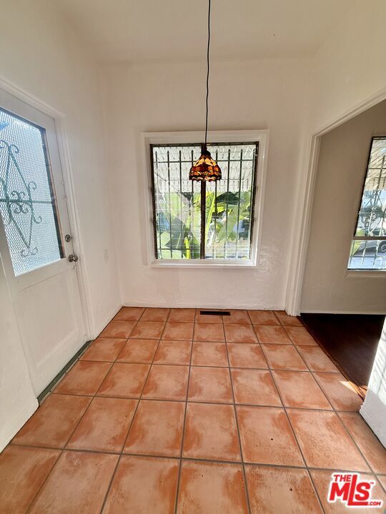 Building Photo - 2166 Beachwood Terrace