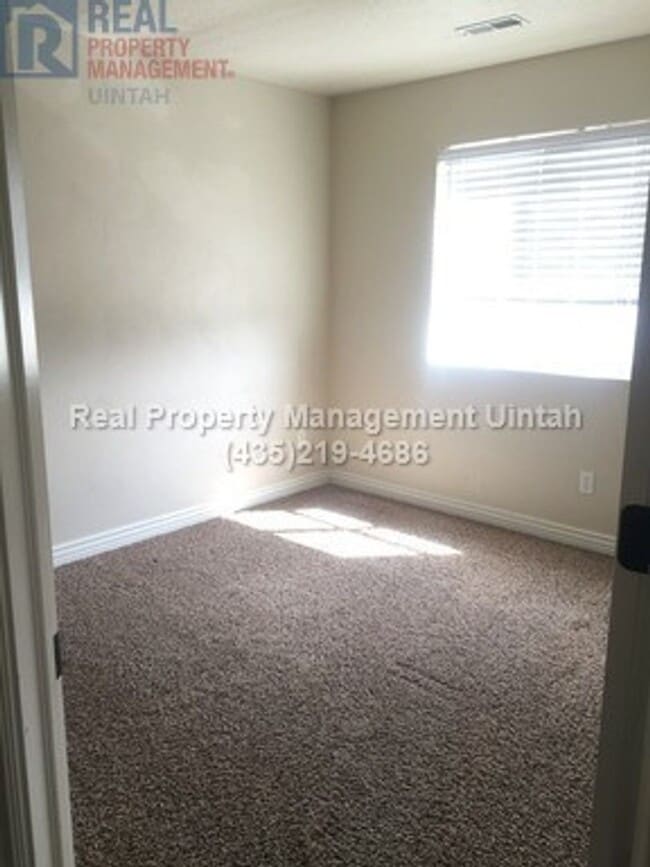 Building Photo - 3 bed 2.5 bath townhome in Fox Run