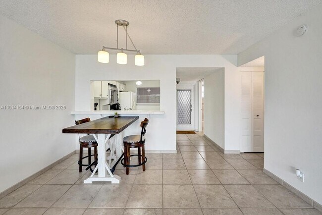 Building Photo - 1911 Sabal Palm Dr