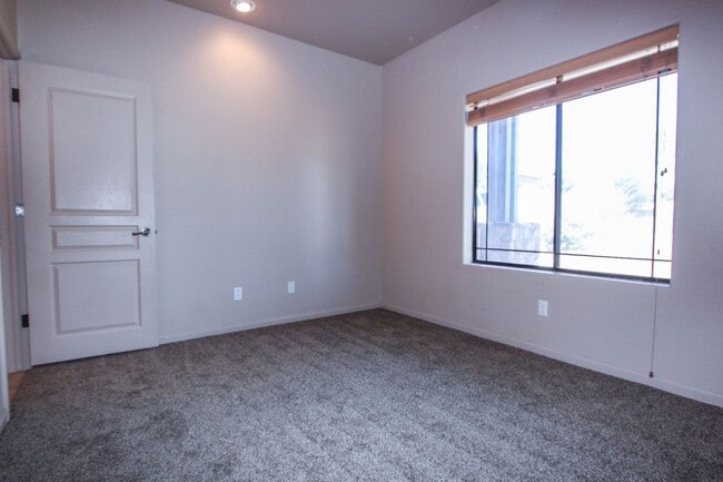 Building Photo - Willow Hills Home