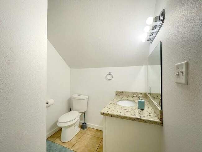 Building Photo - NEWER 4 bedroom house