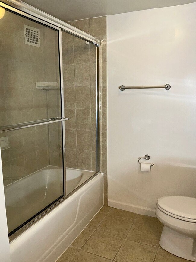 Building Photo - Renovated 1 BR, 1 BA, kitchen w/new appliances,