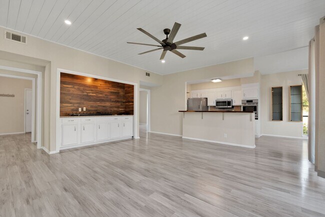 Primary Photo - Charming 2 Bedroom Condominum
