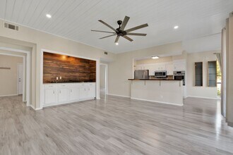 Building Photo - Charming 2 Bedroom Condominum
