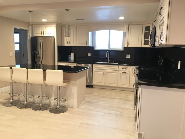 Building Photo - Single Story 3 Bedroom 2.5 Bath Home,