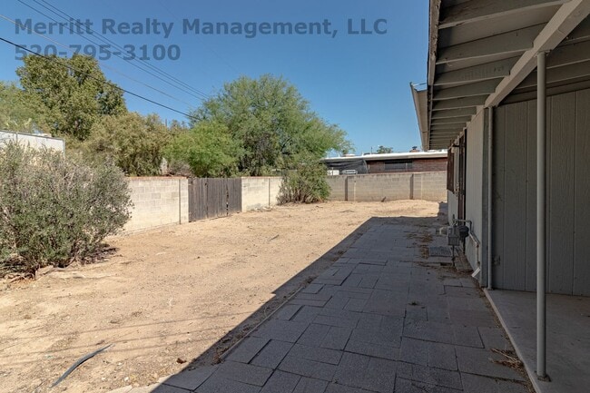 Building Photo - 4 Bedroom, 2 bath,  1/2 month free if you move in by 11/30, air conditioned, fenced yard, carport...