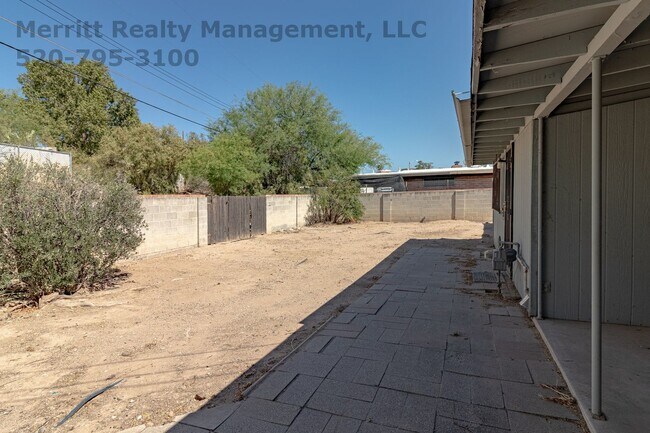 Building Photo - Large 4 Bedroom, 2 bath house with fireplace, a/c, fenced yard, carport, ready to move in