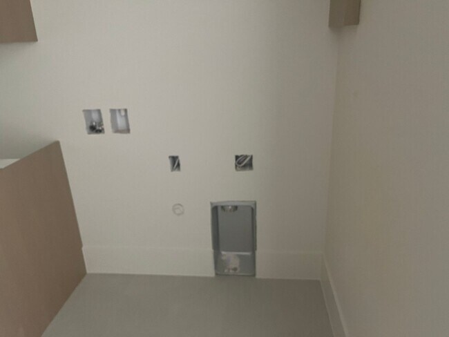 Building Photo - Gorgeous 6 bedroom with Pool and RV Garage