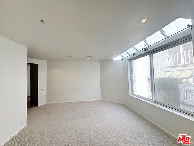Building Photo - 3505 Ocean Front Walk