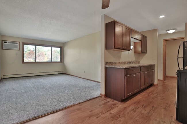 Building Photo - 6001-6023 E Viking Blvd