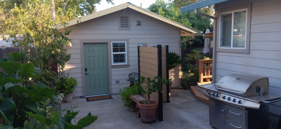 Building Photo - 607 Lawton Ave