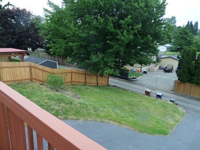 Building Photo - Great 3-Bedroom Duplex in North Tacoma - T...