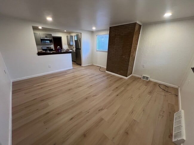 Building Photo - Beautiful 2 Bed/2 Bathroom Home located in...