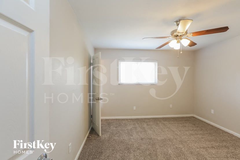 Building Photo - 1007 W 10th St