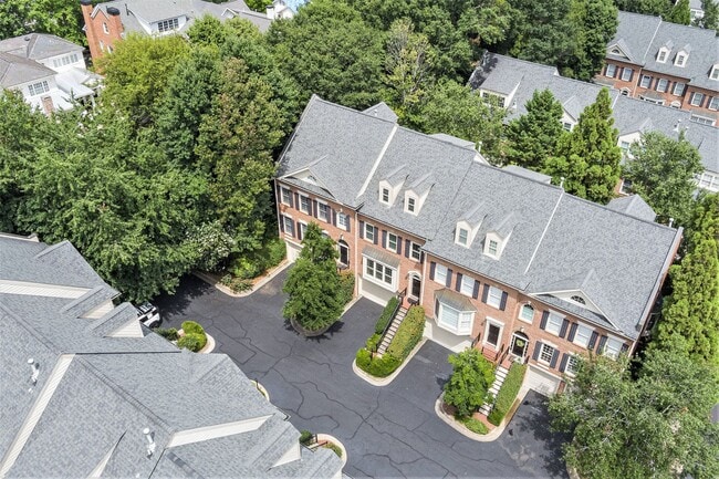 Building Photo - Luxury Townhome Where Midtown Meets Buckhead