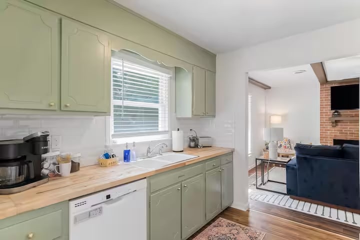 Building Photo - 122 Westview Dr