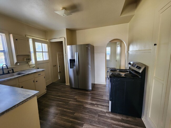 Building Photo - 2 bedroom with lots of space.
