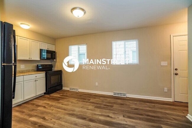 Building Photo - 3 Bedroom Pet-Friendly Home in Columbus, OH with Main Street Renewal