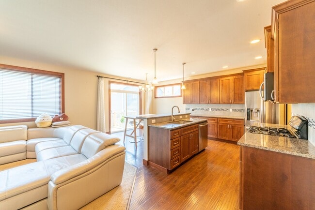 Building Photo - Large and Luxurious 2013 Built Home!