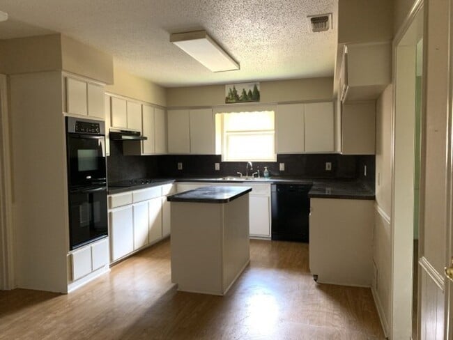 3/2.5/2 LISD FENCED YARD PET FRIENDLY - 3/2.5/2  LISD FENCED YARD PET FRIENDLY