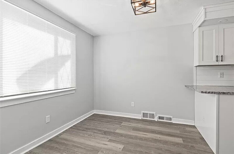 Building Photo - 118 Macfarlane Dr