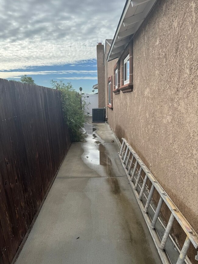 Building Photo - Spacious 3 Bedroom 2 Bath with a Den and Fireplace!