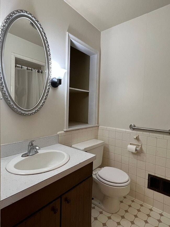Building Photo - Spacious 2-BDR 2-BTH Duplex w/ Basement, G...