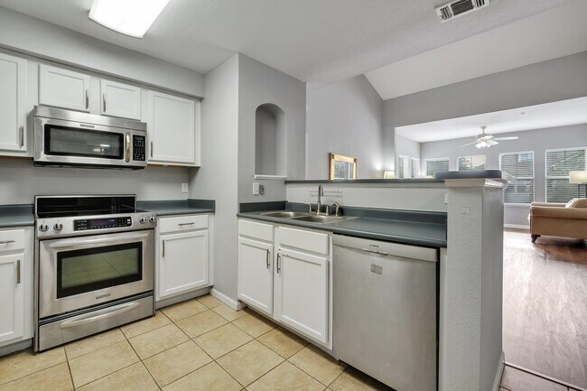 Building Photo - 2801 Chancellorsville Dr