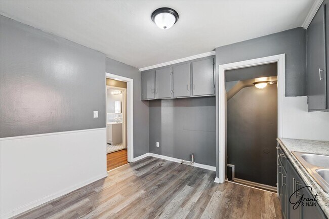 Building Photo - $1250 3 bedroom bungalow