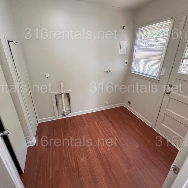 Building Photo - $895 - 2 bedroom / 1 bathroom Single Famil...