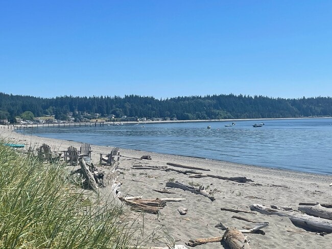 Building Photo - Charming Cottage with Private Beach Rights!