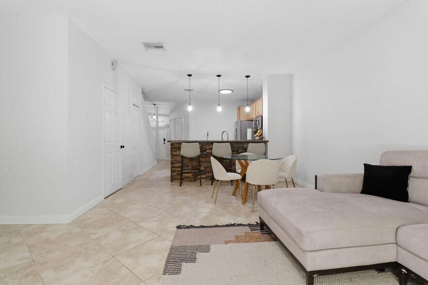 Building Photo - 9902 Lago Dr