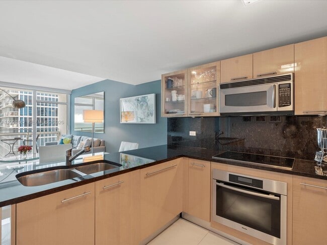 Building Photo - 6801 Collins Ave