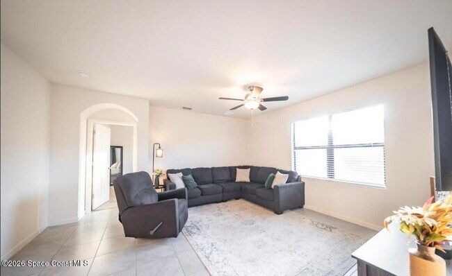 Building Photo - 487 Old Country