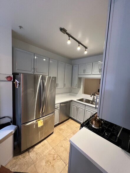 kitchen - 1721 Kingsgate Ct