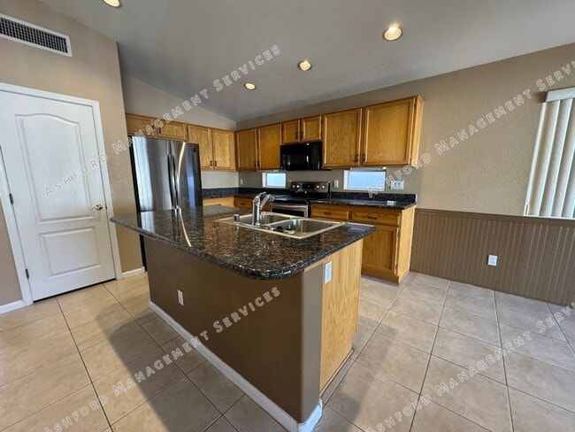 Building Photo - Beautiful Single-Story 3BR Home with Priva...