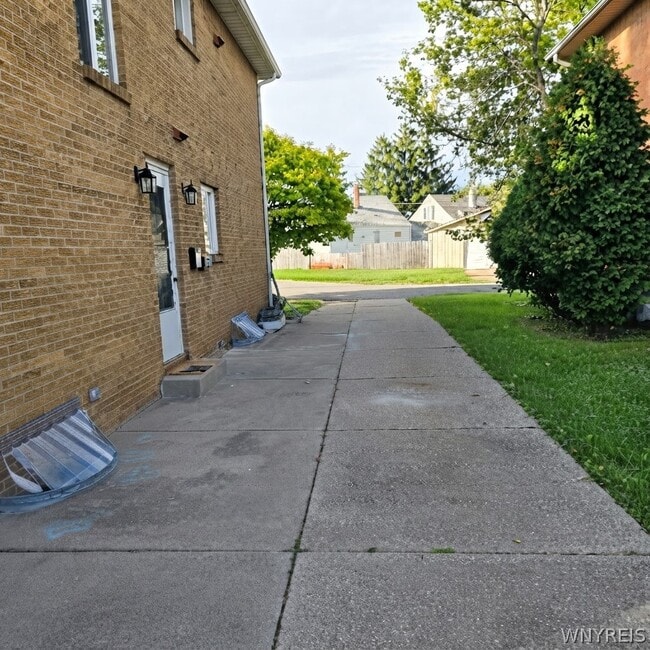 Building Photo - 9 Floreis Ct