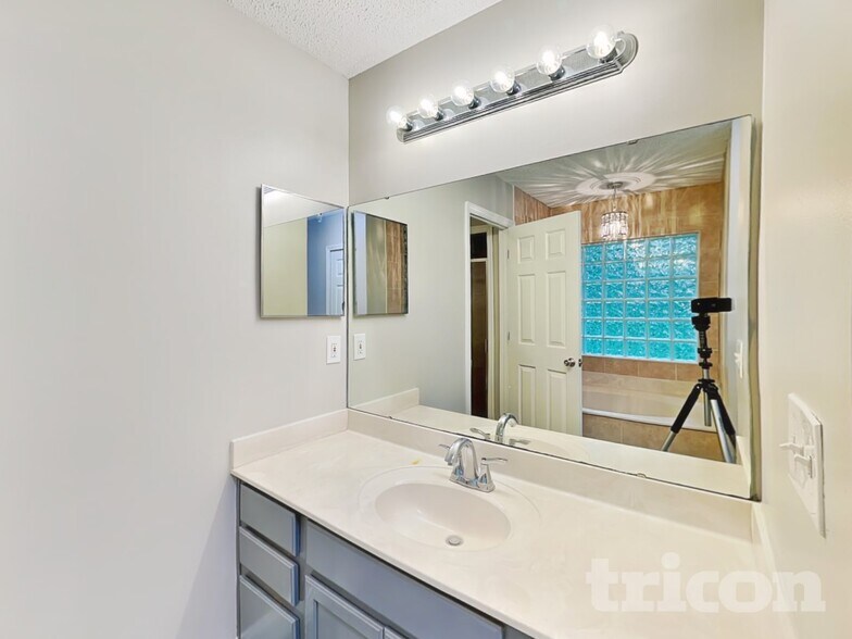 Building Photo - 2773 Acorn Park Dr N