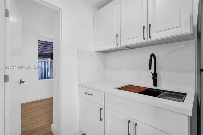 Building Photo - 2419 Coolidge St