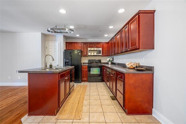 Building Photo - 402 Madison Ln S E