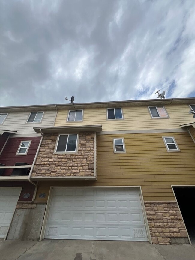 Building Photo - Large 4 Bed 2.5 bath blocks from Fort Riley