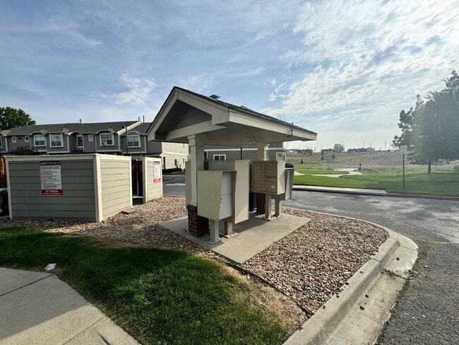Building Photo - Beautiful End Unit Townhouse In Thornton!