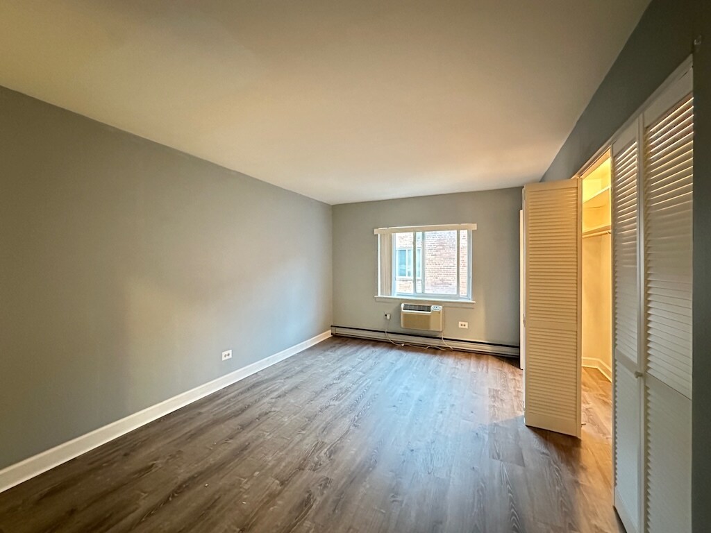 Building Photo - 3825 N Pine Grove Ave