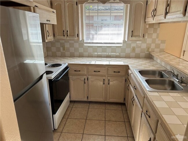 Building Photo - 16 West Dr