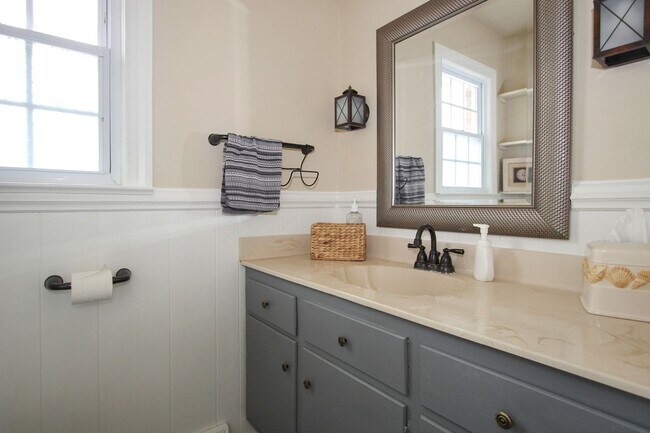 Building Photo - 427 Elizabeth Lake Dr