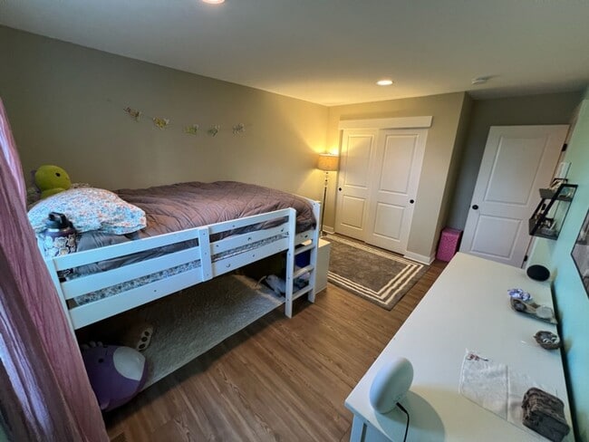 Building Photo - Beautifully constructed! 3 bed/2.5 bath ho...